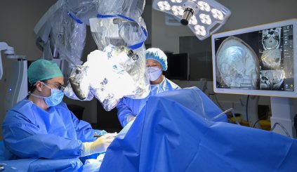 نجاح عملية جراحية معقدة في الدماغ أثناء يقظة المريض في مدينة الشيخ شخبوط الطبية
