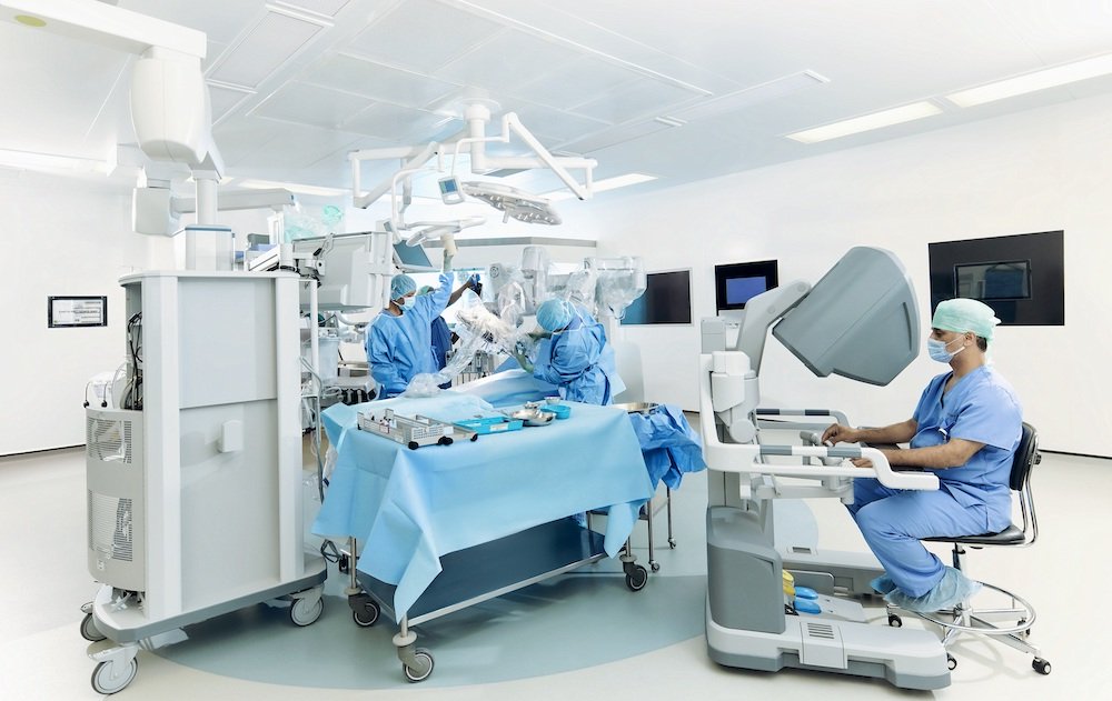 مدينة الشيخ شخبوط الطبية تحقق نجاحاً كبيراً في علاج مسنّة بسرطان بطانة الرحم  باستخدام أحدث التقنيات الروبوتية المتقدمة وتدخل جراحي طفيف