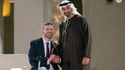 رئيس الدولة (حفظه الله) يُكرم طبيب في مدينة الشيخ شخبوط الطبية ضمن حفل “جوائز أبوظبي” 2024