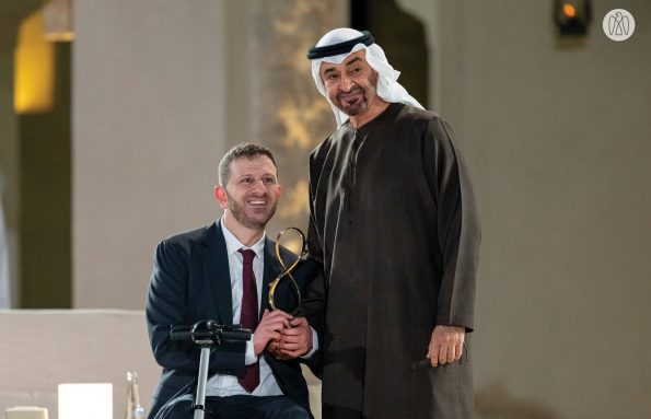 رئيس الدولة (حفظه الله) يُكرم طبيب في مدينة الشيخ شخبوط الطبية ضمن حفل “جوائز أبوظبي” 2024