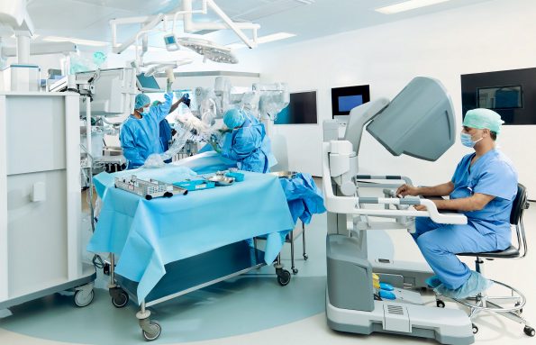 فريق مدينة الشيخ شخبوط الطبية يعالج إصابة في القناة الصفراوية باستخدام الجراحة الروبوتية