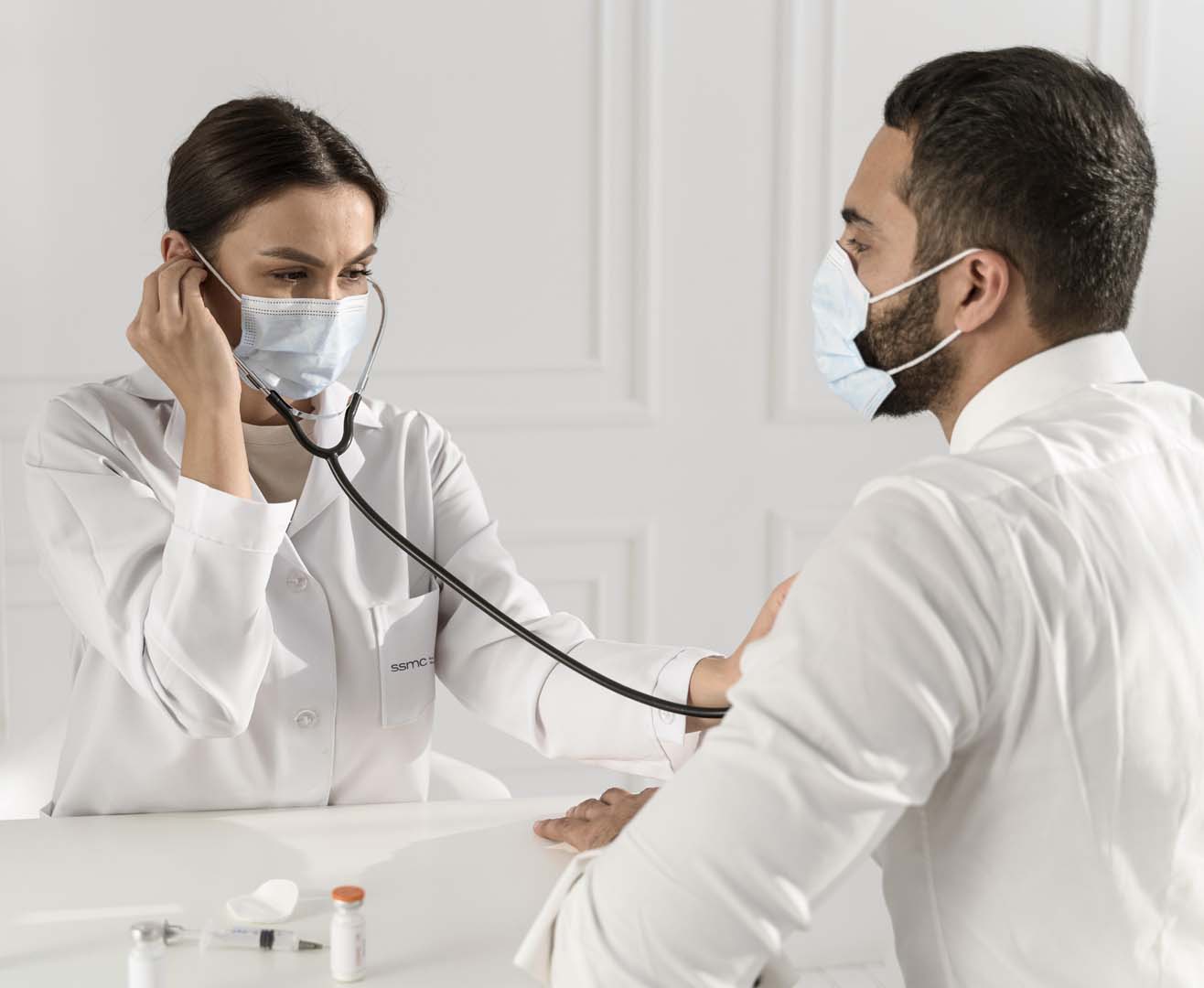 ممرض يستمع لنبض المريض