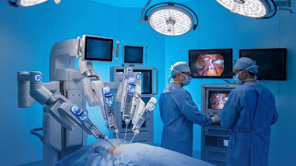 مدينة الشيخ شخبوط الطبية تنجح بإجراء جراحة روبوتية طارئة في المسالك البولية