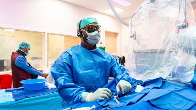 مدينة الشيخ شخبوط الطبية تعزّز ريادتها في طب القلب التداخلي بتنفيذ أكثر من 400 إجراء خلال عام 2025