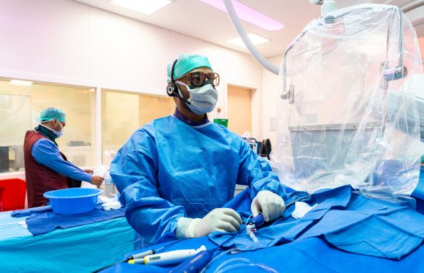 مدينة الشيخ شخبوط الطبية تعزّز ريادتها في طب القلب التداخلي بتنفيذ أكثر من 400 إجراء خلال عام 2025